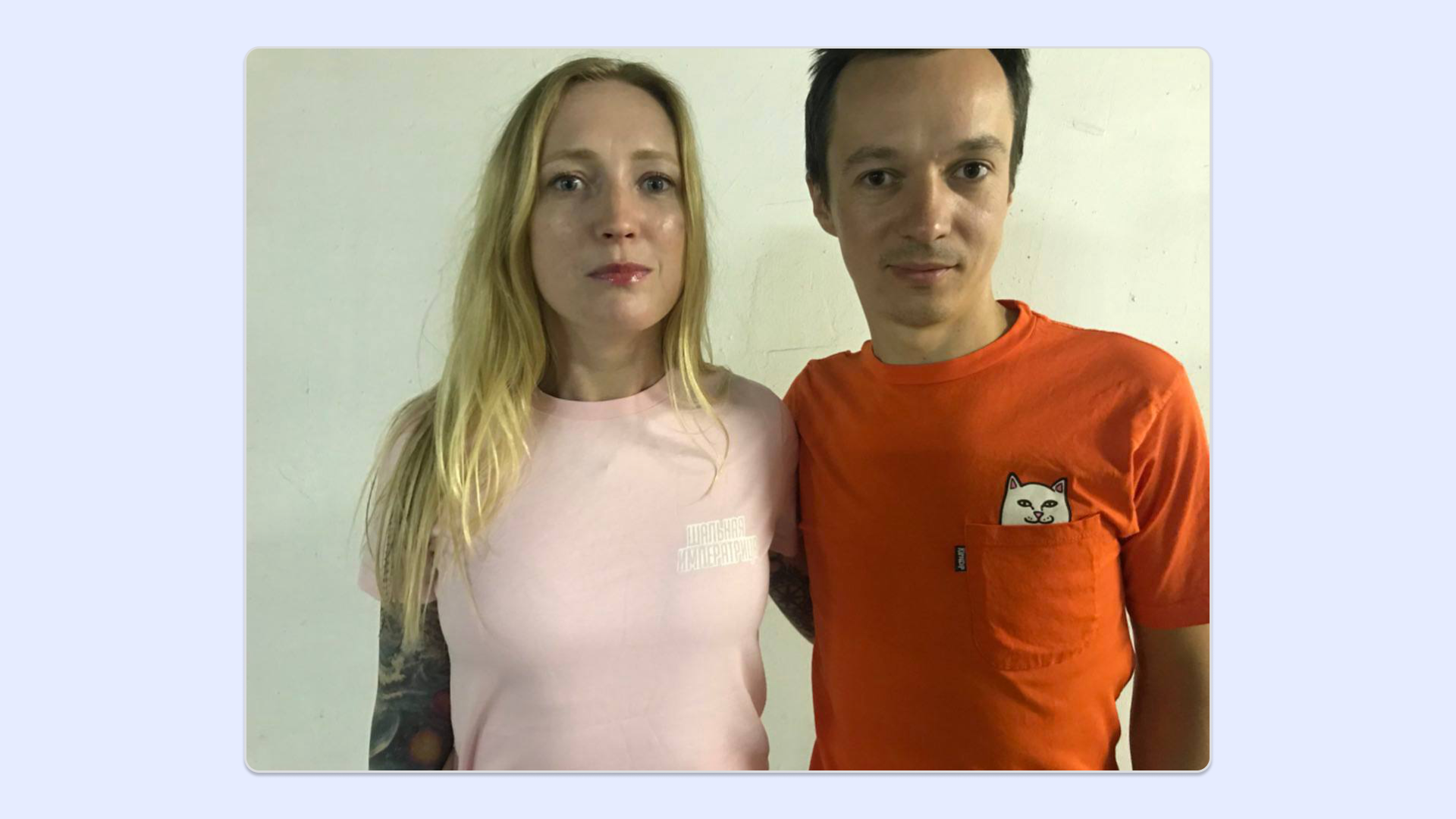 Это Лёша с Мариной — первые сотрудники агентства и гордые обладатели двух стульев 